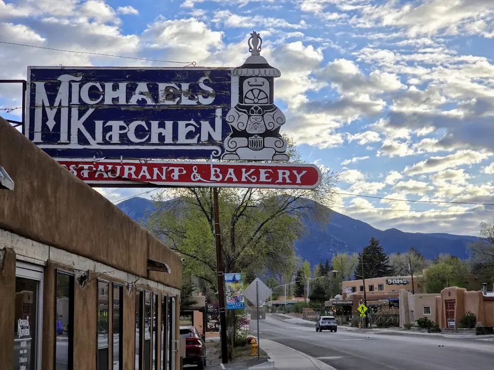 Letrero de Michael's Kitchen Restaurant & Bakery en Paseo del Pueblo Norte